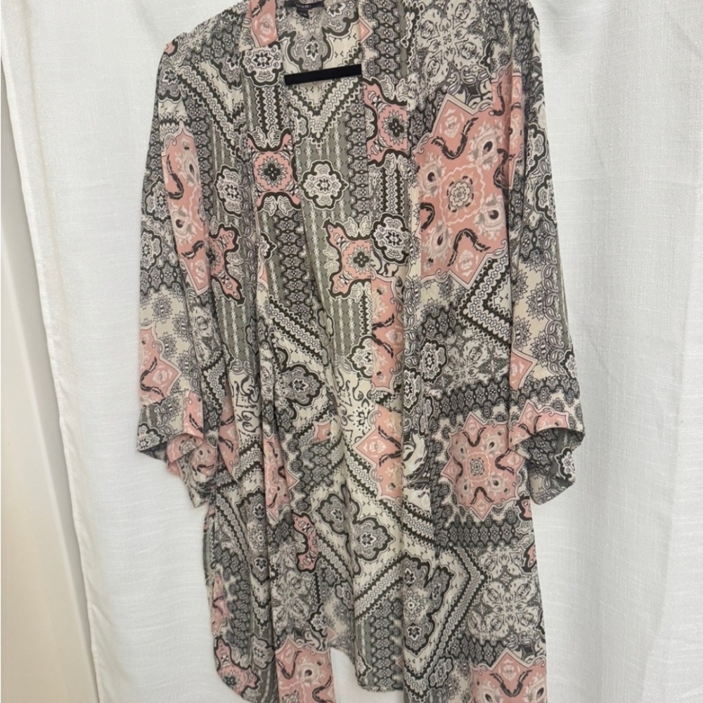 20” ptp Tahari Black and Cream Patterned kimono